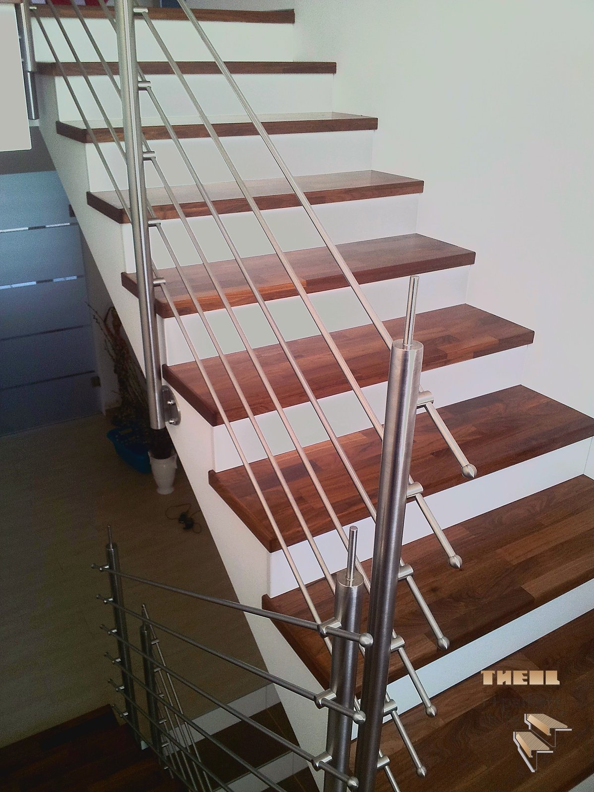 Nussbaum Treppe mit Edelstahlgeländer